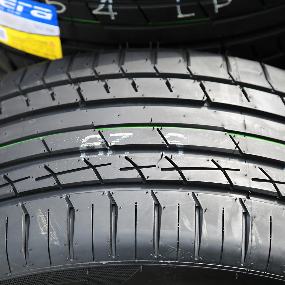 275/55R20 117V All Season XL Tire U696