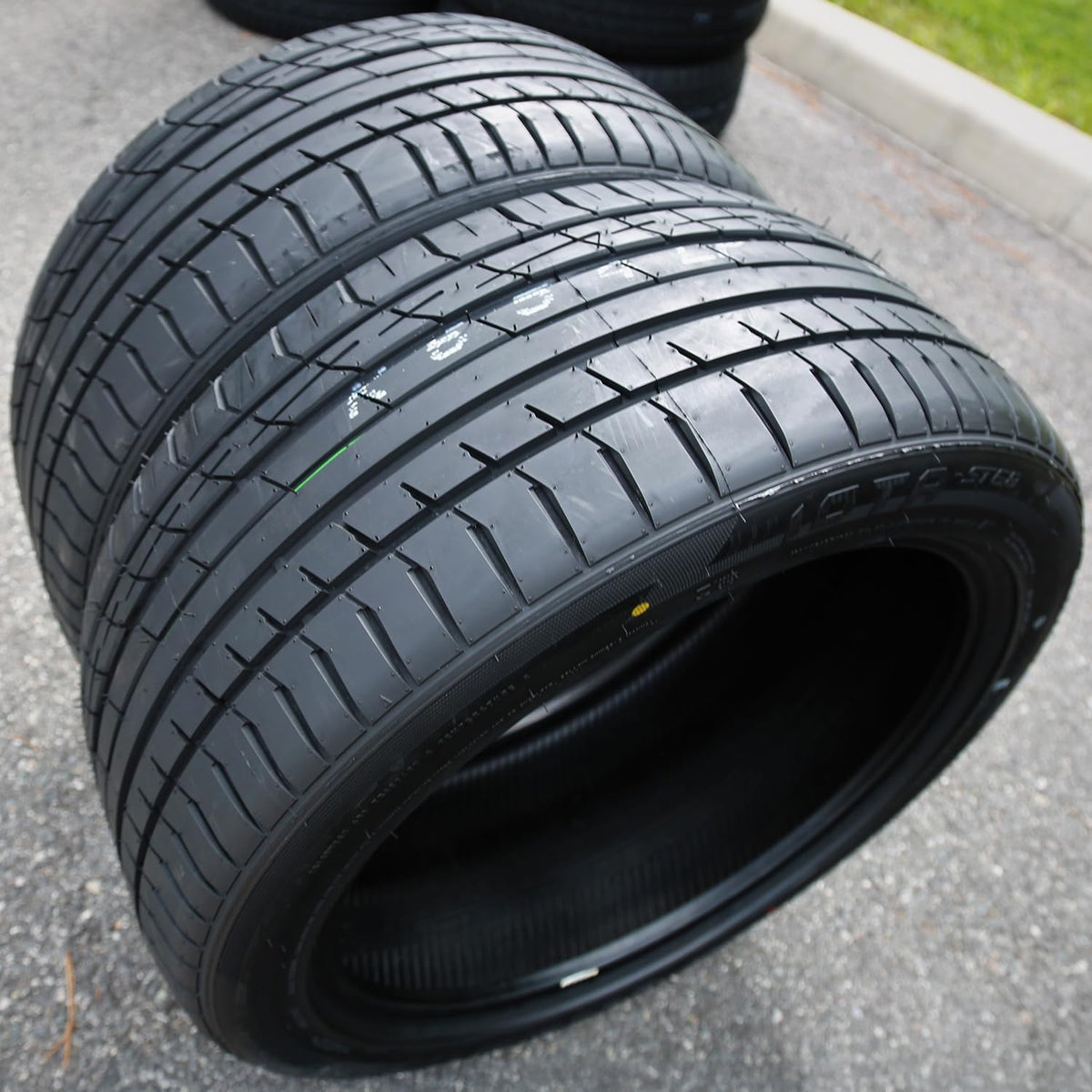 275/55R20 117V All Season XL Tire U696